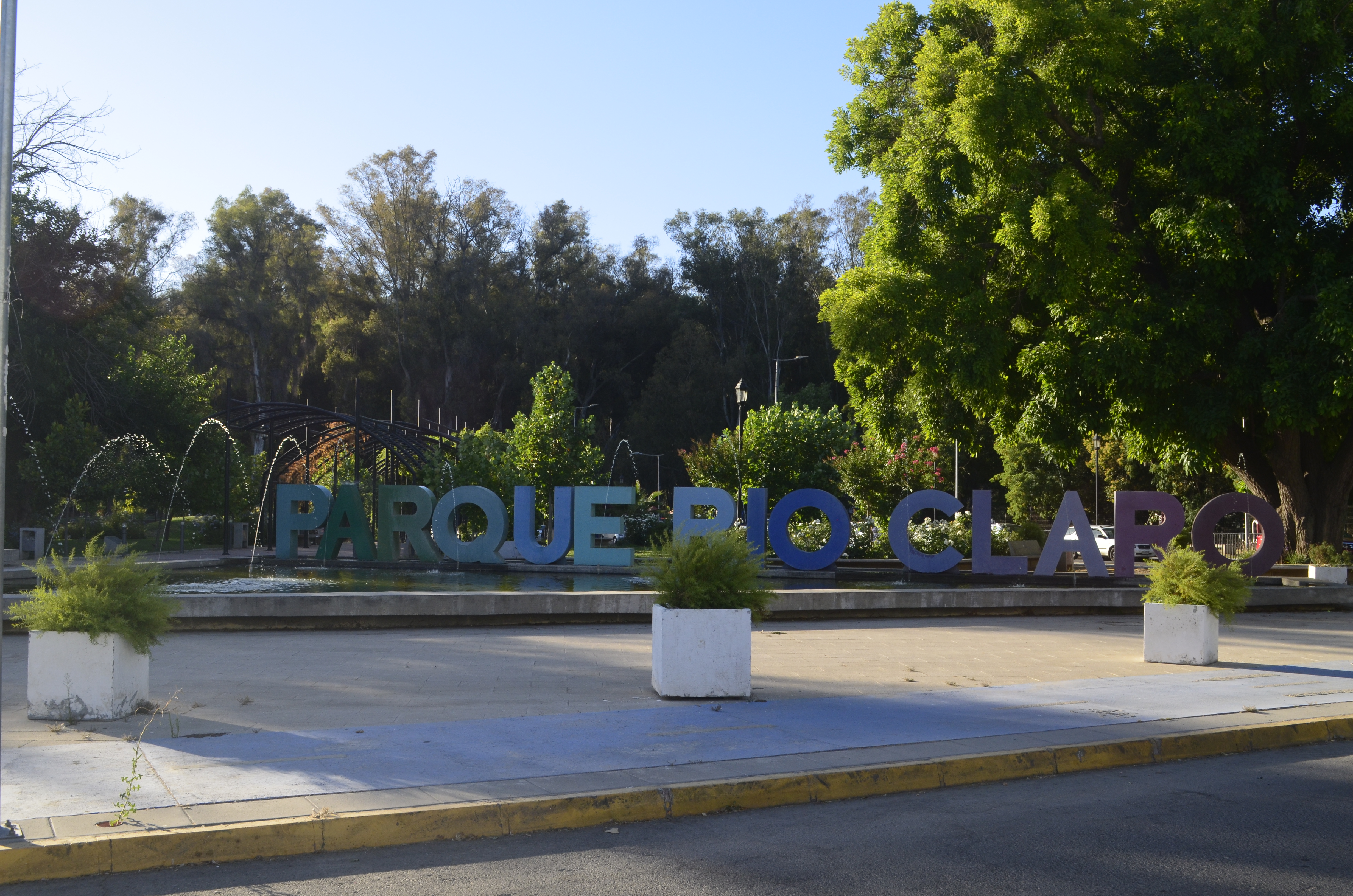Fotografía de un sector del parque con letras corpóreas que dicen: Parque rio claro